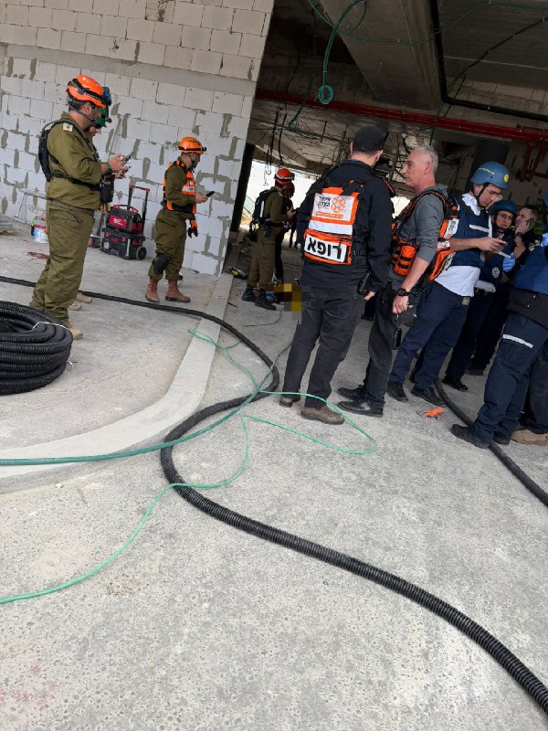 פועל סיני נהרג ופועל נוסף נפצע קשה מפגיעת רסיס באתר בנייה במרכז הארץ 🔴