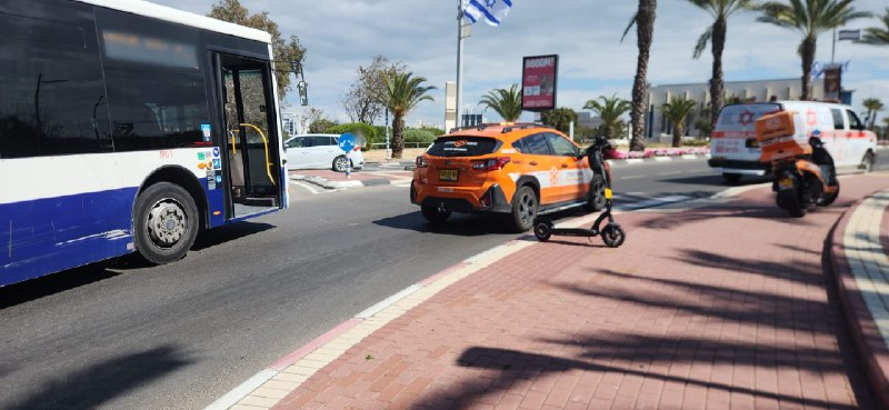 אשקלון: רוכבת קורקינט חשמלי נפצעה קל בתאונה עם אוטובוס ברחוב בן גוריון 🚑