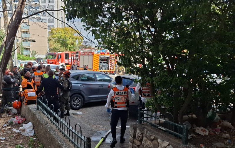 יבנה: 2 נפגעים בינוני ו-24 קל משאיפת עשן בשריפה במקלט 🔴