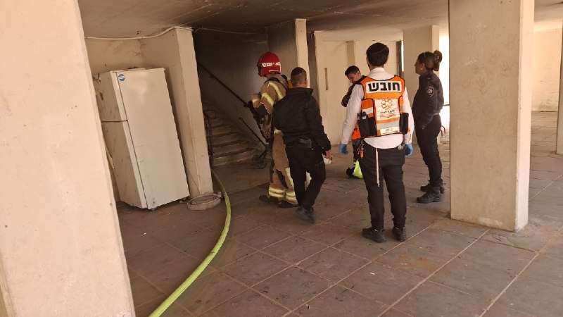יבנה: 7 נפגעו משאיפת עשן בשריפה במקלט ברחוב חרמון; כוחות כיבוי פועלים 🚒