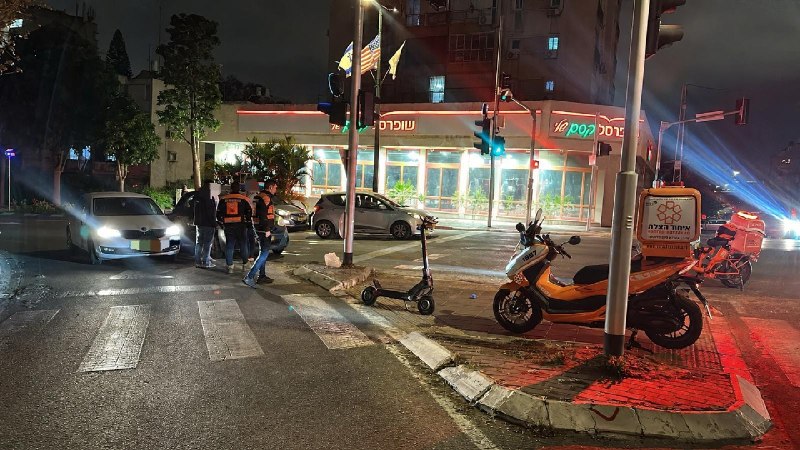 Source: A traffic accident between a car and an electric scooter on Jordan Street, Ramat Gan. * Victim: 25-year-old scooter rider. * Injury level: Light to moderate. * Rescuers: United Hatzalah. * Capture essence (full story in headline). * No clickbait/manipulation. * No withholding critical info. * Specific, not vague (start with exact data). * Structure: Fact : Explanation/Context. * Professional emoji at the end (max 1). * Journalistic, factual style. * Length: ~90 characters. * Constraint: Return *only* the headline. * *Draft 1:* תאונת דרכים ברמת גן: רוכב קורקינט בן 25 נפצע קל עד בינוני ברחוב הירדן 🔴 (Too simple, but fits). * *Draft 2:* רמת גן: רוכב קורקינט בן 25 נפצע קל עד בינוני בתאונה עם רכב ברחוב הירדן 🔴 (Good, specific). * *Draft 3:* תאונה ברחוב הירדן ברמת גן: רוכב קורקינט בן 25 נפצע באורח קל עד בינוני 🔴 (Also good). * Specific? Yes (Ramat Gan, 25yo, Jordan St). * Full story? Yes. * No clickbait? Yes. * Structure: Fact : Context. * Emoji: Professional 🔴. * Length: ~70 characters. "רמת גן: רוכב קורקינט בן 25 נפצע קל עד בינוני בתאונה עם רכב ברחוב הירדן 🔴" *Check length:* 73 characters. Perfect.