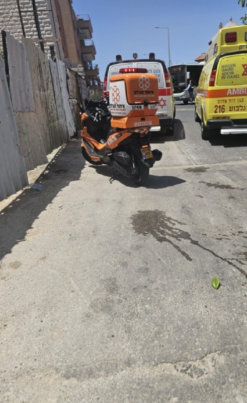 צעיר כבן 25, רוכב קורקינט חשמלי, נפצע בינוני ברחוב 7040...