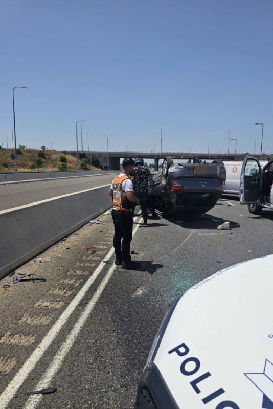 תאונת דרכים בה מעורבים שני כלי רכב, כשאחד מהם התהפך,...