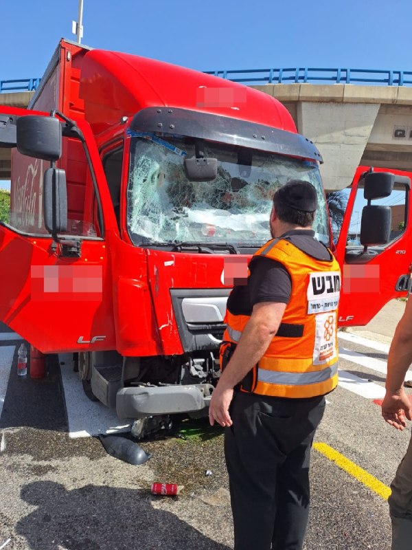תאונת דרכים בצומת הצ'ק פוסט בחיפה, בה היו מעורבים רכב...