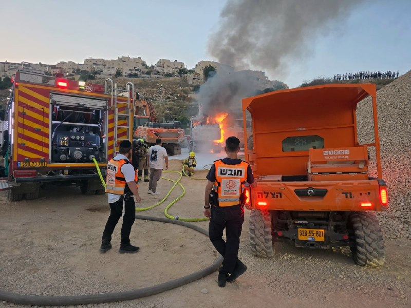 טרקטור עלה באש ברחוב חי בר בגבעת זאב, כאשר צוותי...