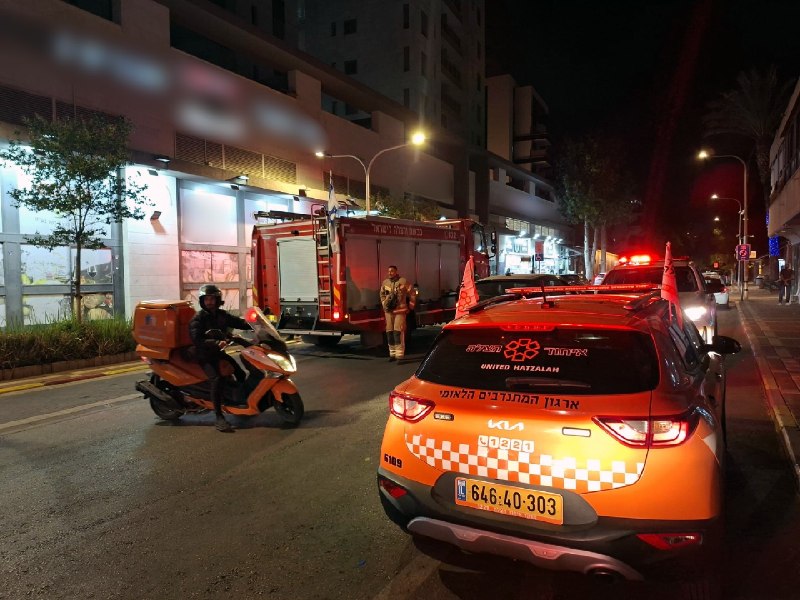 שריפה פרצה במבנה מגורים ברחוב פינסקר בפתח תקווה. כוחות כיבוי...